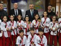 MİNİK TAEKWONDOCULAR BAŞARILARINI BAŞKAN KILIÇ'LA PAYLAŞTI