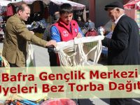 Bafra Gençlik Merkezi üyeleri bez torba dağıttı