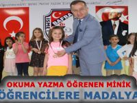 Bafra'da Okuma Yazma Öğrenen Miniklere Madalya