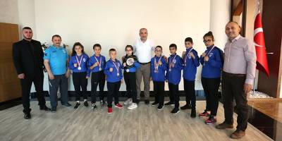 BAŞKAN SANDIKÇI'DAN MUAYTHAİ SPORCULARINA ÖDÜL