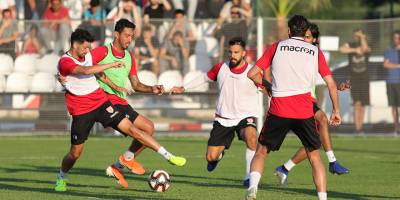 Samsunspor  akşam idmanında yarı sahada çift kale maç yaptı.