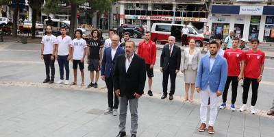 Samsunspor Anıta Çelenk Koydu