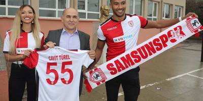 Okul Öğrencilerine Forma ve Bilet Hediye Ettiler