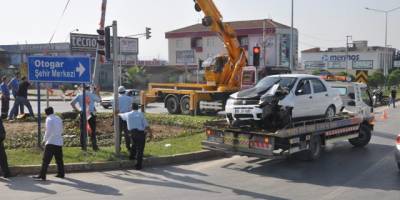 OTOMOBİL DİREĞE ÇARPTI: 1 YARALI