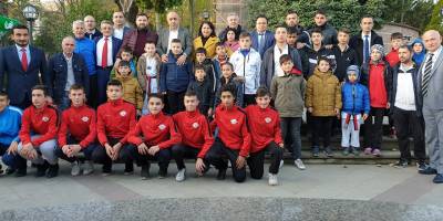 BAŞKAN ÖZEL GENÇLERLE KAHVALTIDA BULUŞTU