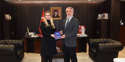 Geliri Samsun LÖSEV’e Bağışlanan Kitabını Rektör Bilgiç’e Hediye Etti