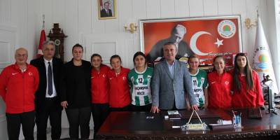 BOCCE MİLLİ TAKIMINDAN ALAÇAM BELEDİYE BAŞKANI İLYAS ACAR’A ZİYARET