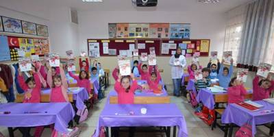 BAFRA BELEDİYESİ ÖĞRENCİLERE ÇANAKKALE ZAFERİ KİTAPÇIĞI DAĞITTI