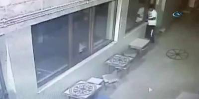 Caminin kapısını kırıp para ve çay çaldılar