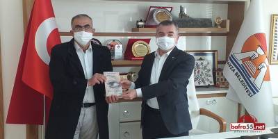 Şair Hasan Karabut'un Başkan Özdemir'e Kitap Hediyesi