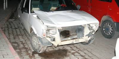 OTOMOBİL ÜNİVERSİTE ÖĞRENCİLERİNE ÇARPTI: 6 YARALI