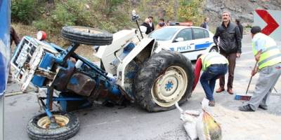 YOLCU OTOBÜSÜ TRAKTÖRLE ÇARPIŞTI: 2 YARALI