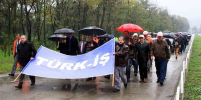 SENDİKA ÜYELERİNDEN FABRİKA ÖNÜNDE EYLEM