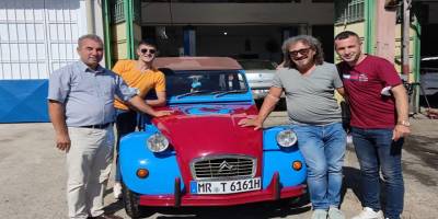 ARABASINI BORDA MAVİYE BOYATTI