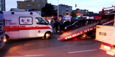 AMBULANS İLE KAMYONET ÇARPIŞTI: 5 YARALI