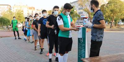 Atakum Belediyesi’nin halı saha tesislerinde kontrollü spor dönemi