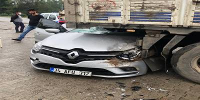 Samsun’da otomobil kamyonun altına girdi: 1’i çocuk 5 yaralı