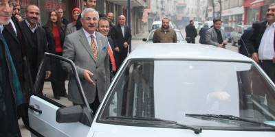 Ahmet Yeni 2000 model araçla seçim bölgesi gezisi