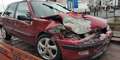 Alkollü sürücü polis aracına çarptı: 1 polis yaralı