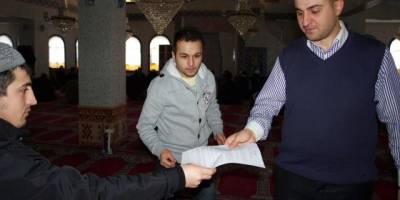 Kaşıkçı İyigün Camiinde hutbeler çıkışta dağıtılıyor.