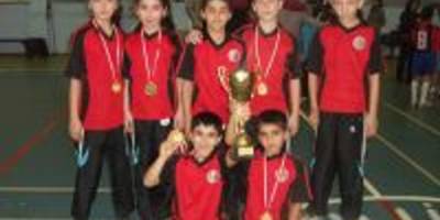 Atatürk İlköğretim badminton'da Türkiye Birincisi