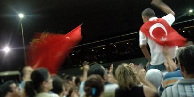 ASKER ADAYI OMUZLARDA TAŞINARAK OTOGARA GETİRİLDİ