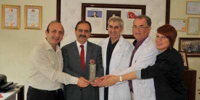 BAŞKANDAN ÖZELMEDİBAFRA HASTANESİNE TEŞEKKÜR PLAKETİ