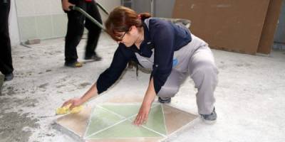 HAMUR YOĞURAN ELLER İNŞAATÇILIĞI ÖĞRENİYOR