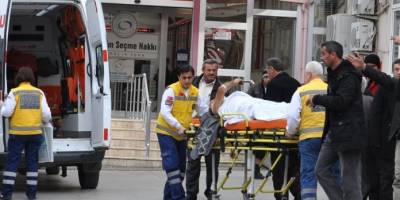 BAFRA'DA KESİLEN AĞACIN ALTINDA KALAN ŞAHIS AĞIR YARALANDI