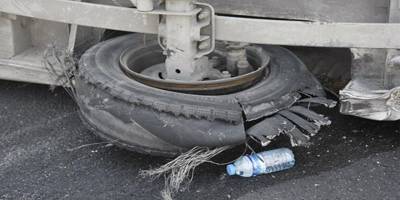 PARK HALİNDEKİ MİNİBÜSÜN LASTİKLERİ KESİLDİ