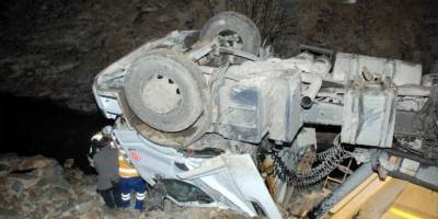 TIR'IN ŞOFÖRÜ GÜÇLÜKLE KURTARILDI