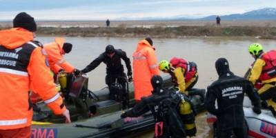 BAFRA'DA GÖLDE KAYBOLAN 4 KİŞİNİN ARAMA ÇALIŞMALARI DEVAM EDİYOR