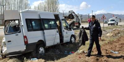 KIZ BASKETBOL TAKIMI KAZA YAPTI;1 ÖLÜ 12 YARALI