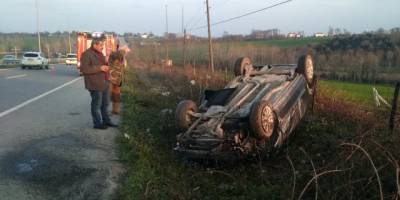 BAFRA'DA OTOMOBİL TAKLA ATTI: 3 YARALI