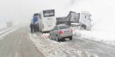 YOLCU OTOBÜSÜ TIR'IN DORSESİNE ÇARPI: 20 YARALI