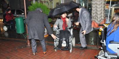 KALDIRIM ENGELİNİ VATANDAŞLARIN YARDIMIYLA AŞTILAR