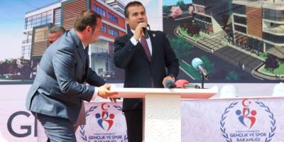 KÜRSÜ YERİNDEN ÇIKTI