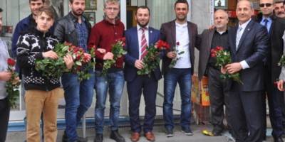 MİLLİ İTTİFAK ADAYLARI GÜL DAĞITTI