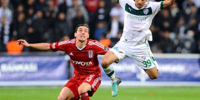 TİMSAH KARTAL’I AVLAMAK İSTİYOR