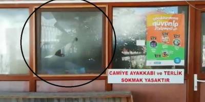 BAFRA DA ALKOLLÜ ŞAHIS CAMİNİN CAMLARINI KIRDI