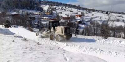 Sinop'ta  kar 6 köy yolunu kapattı