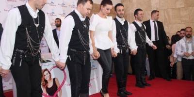 ÜNLÜ SUNUCU TRABZON’DA FOTOĞRAF SERGİSİ AÇILIŞINA KATILDI