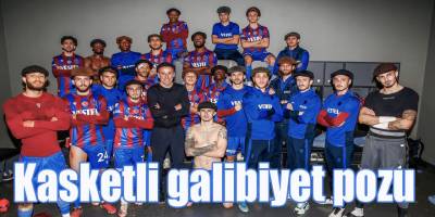 Kasketli galibiyet pozu