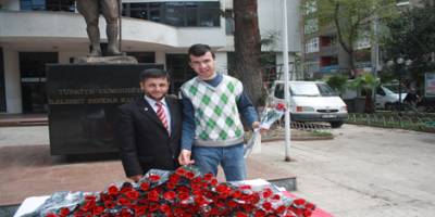 ÜLKÜ OCAKLARI KUTLU DOĞUM HAFTASINDA GÜL VE KARANFİL DAĞITTI