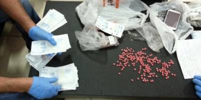 FİTNESS SALONUNDA UYUŞTURUCU HAP VE SAHTE PARALARLA YARALANDI