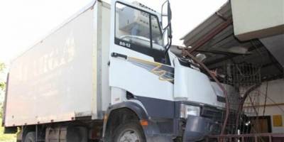 SÜRÜCÜ, EVE ÇARPAN KAMYONUN İÇİNDE SIKIŞTI