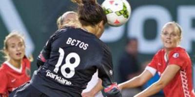 Kadın kalecinin uçan kafa golü çıldırttı!