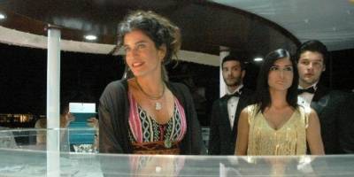 BERRAK TÜZÜNATAÇ DONDURMA TEZGAHININ BAŞINA GEÇTİ