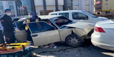 Bafra'da Kırmızı Işıkta Duran Otomobile Arkadan Çarptı '' 4 Yaralı ''
