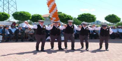 BAFRA'DA İHTİYAR DELİKANLILAR GENÇLERE TAŞ ÇIKARIYOR